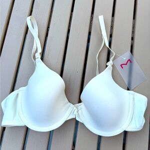 Brand new NWT Maidenform cream tee shirt bra for sale